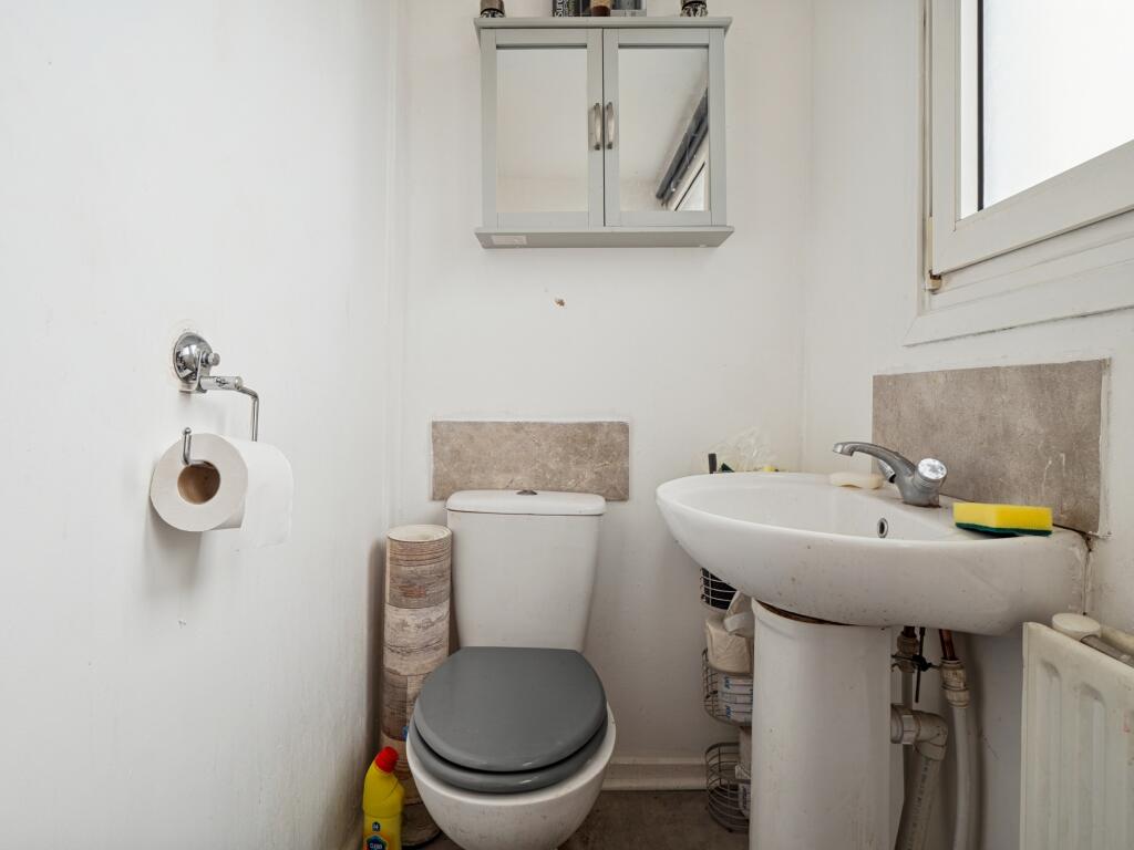 House in Glasgow, North Lanarkshire - More