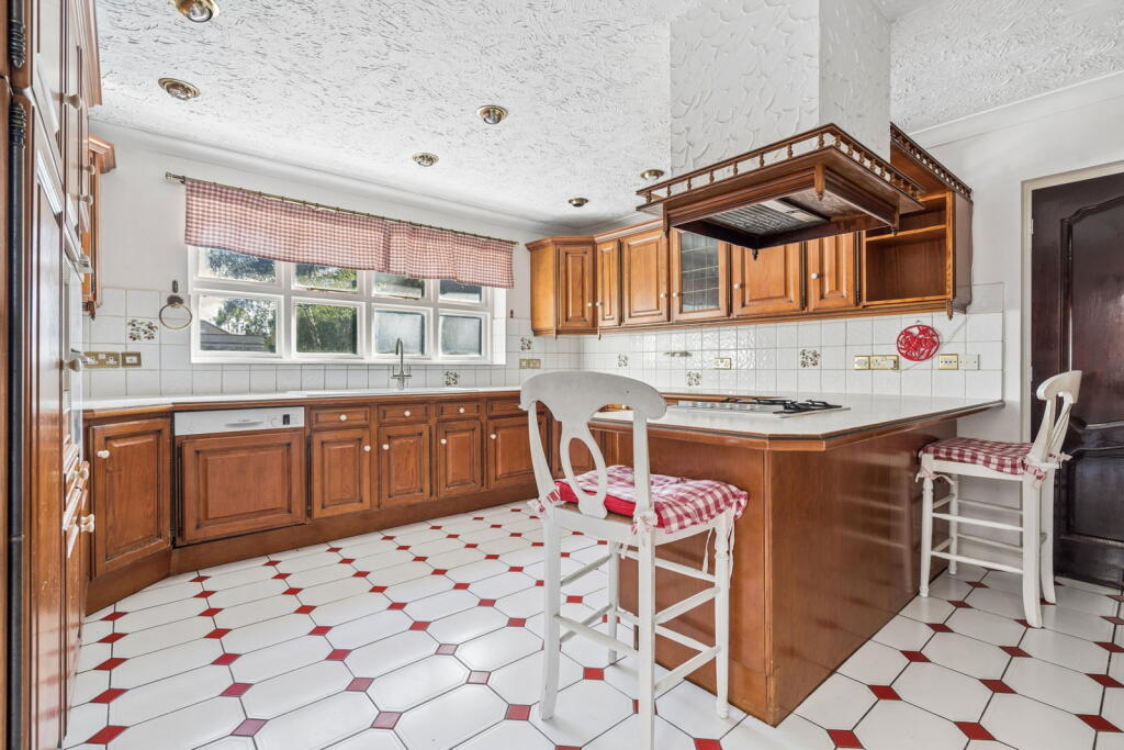 House in Three Rivers, Chorleywood - More