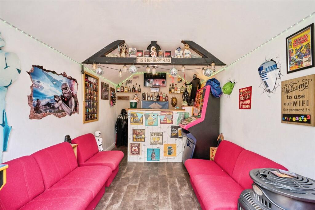 House in Portsmouth, Newport - More