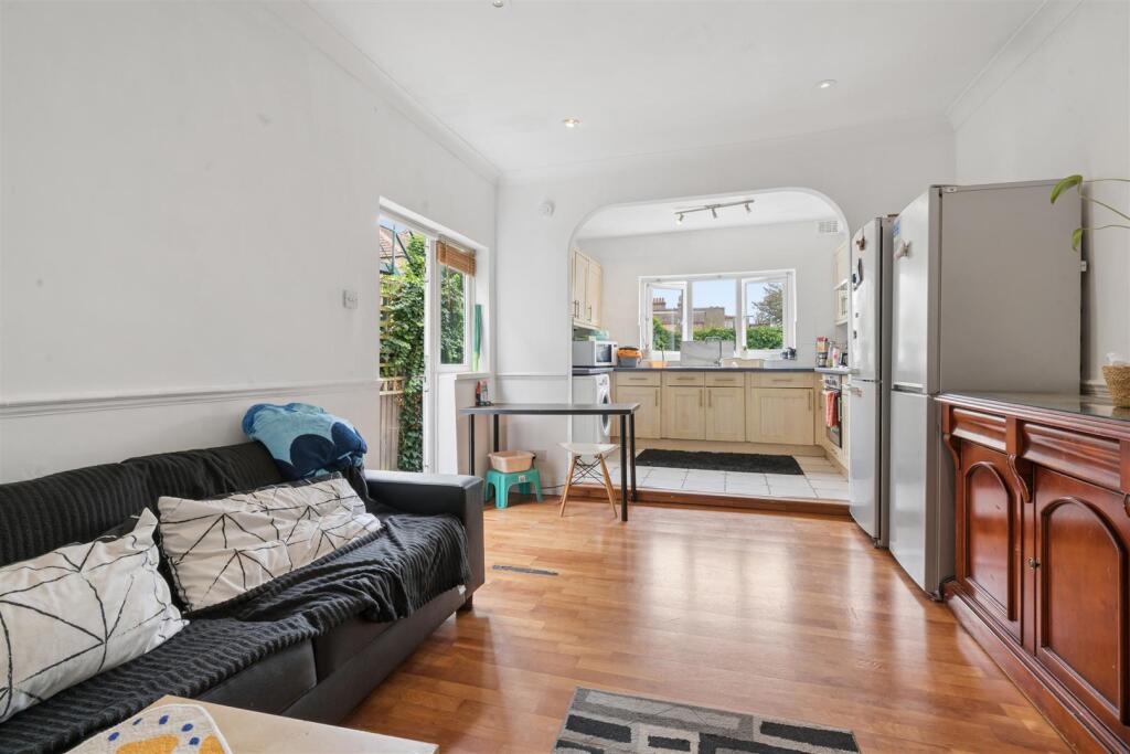 House in London - View 2