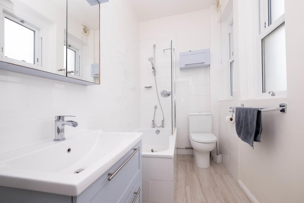 Apartment in Kingston upon Thames - View 4