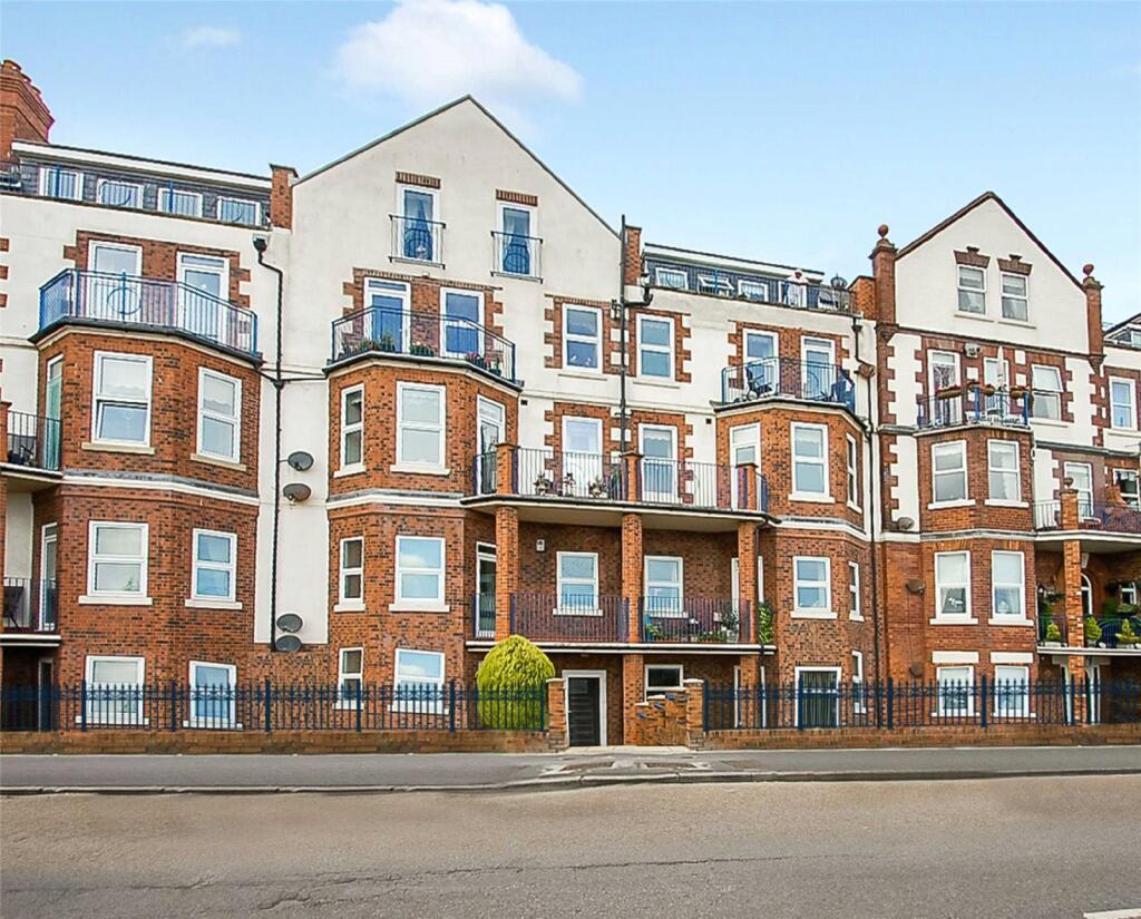 3-bed apartment on South Marine Drive, Bridlington, East Yorkshire, YO15, £255,000