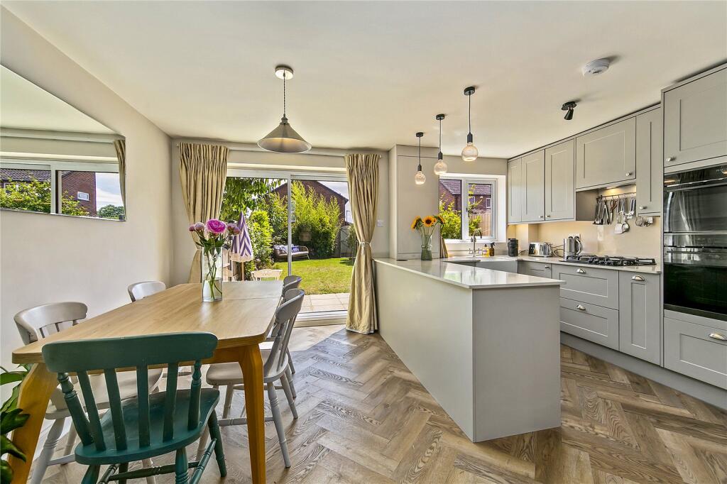 Fearnley Crescent, Hampton photo 3