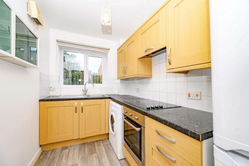 Apartment in Dacorum, Hertfordshire - View 2