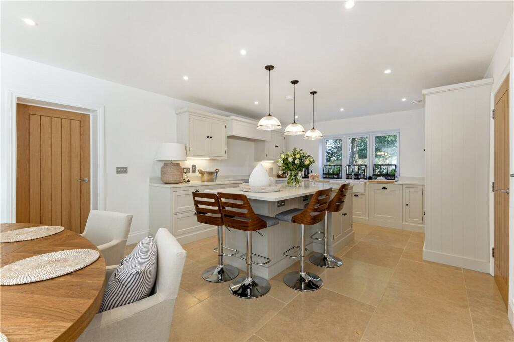 Andover Road, Highclere, Newbury, Hampshire, RG20 photo 5