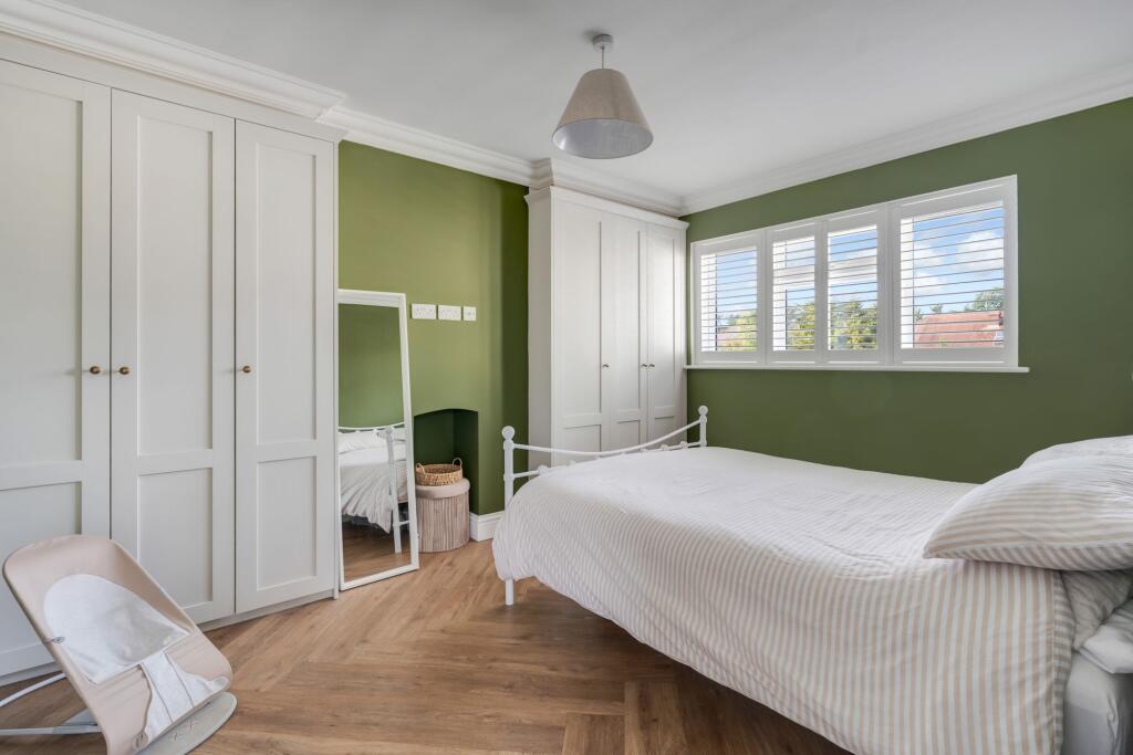 House in Kingston upon Thames - More