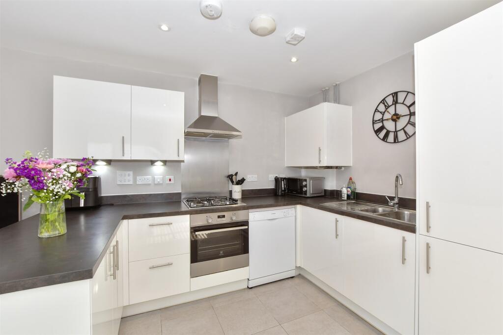 2-bed apartment on Scholars Way, Ashford, Kent, £108,000