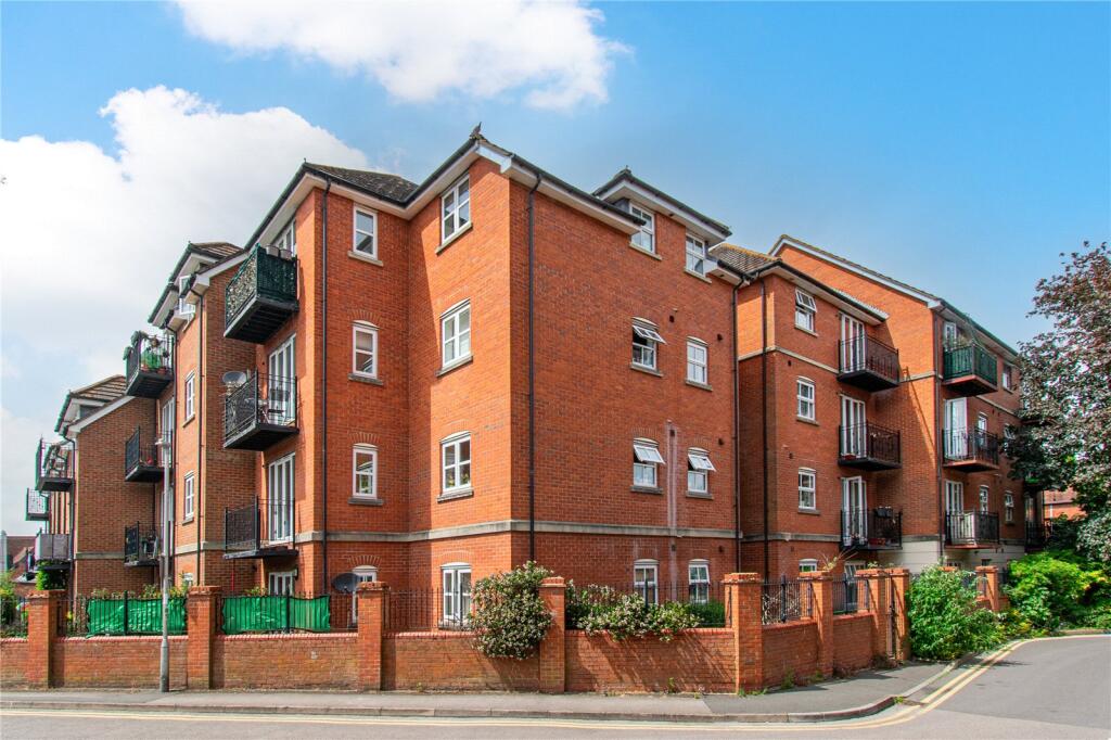 2-bed flat on Market Street, Newbury, Berkshire, RG14, £225,000