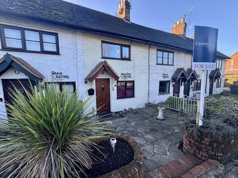 3-bed house on Character Cottage - Bourne End, £495,000