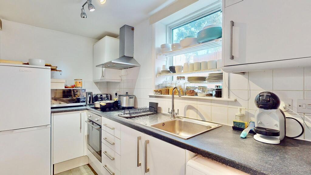 Apartment in Richmond, North Sheen - More