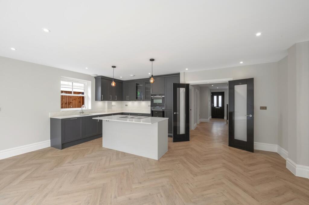 Queens Road, Hersham Village, KT12 photo 4