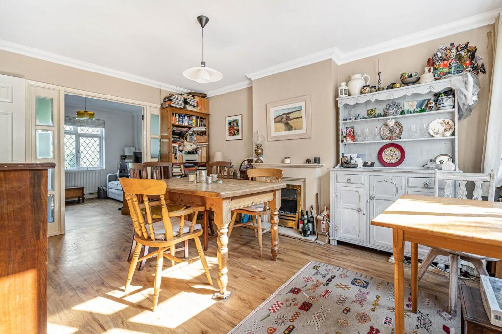 House in Mole Valley, Leatherhead - View 3