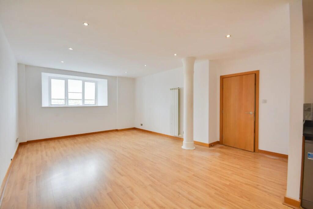 Apartment in Wirral, Liverpool City Region - View 2