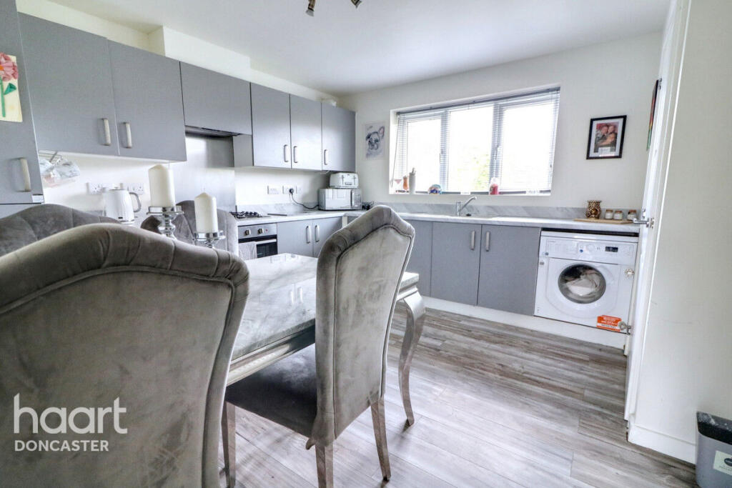 Larkspur Close, Balby, Doncaster photo 3