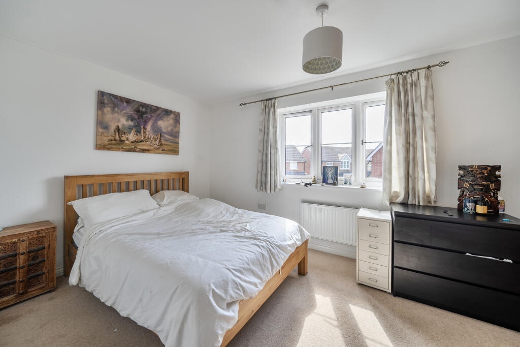 4 Thapa Close, Church Crookham, Fleet photo 4