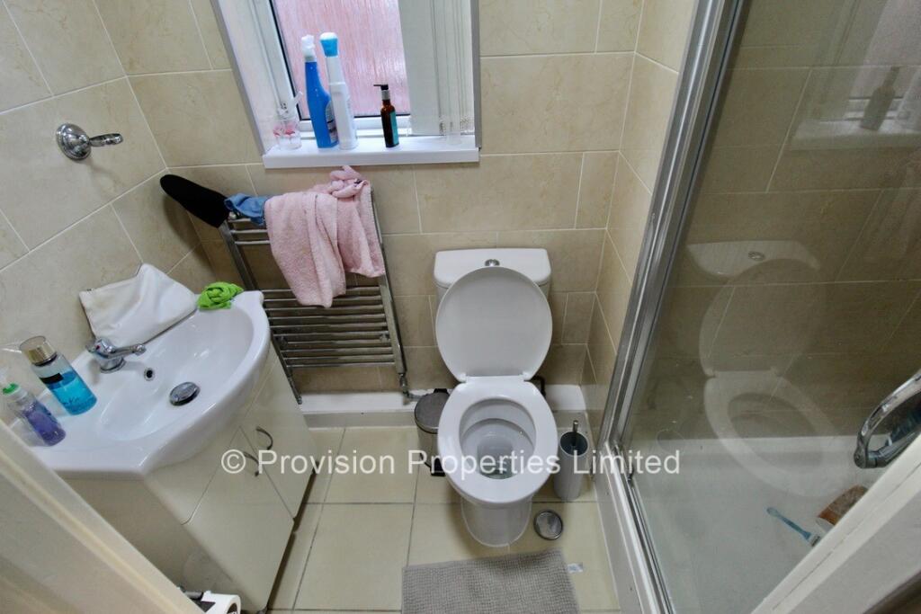 8 bedroom semi-detached house for rent
