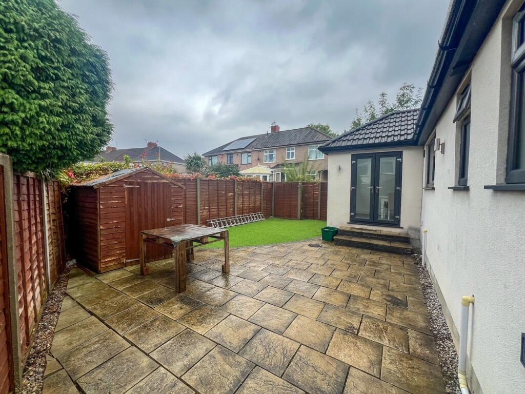 6 bedroom semi-detached house for rent