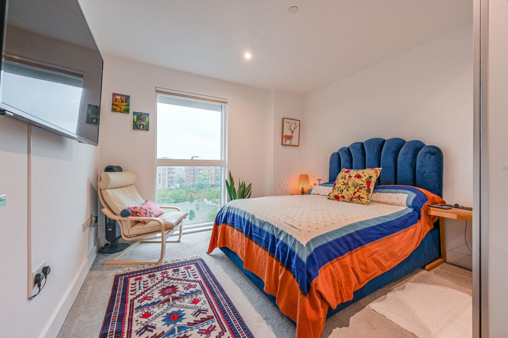 2-bed flat on Kidbrooke Park Road, Kidbrooke, London, SE3, £525,000