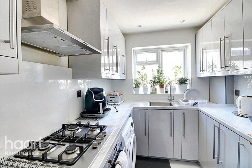 Apartment in London, Newbury Park - View 5