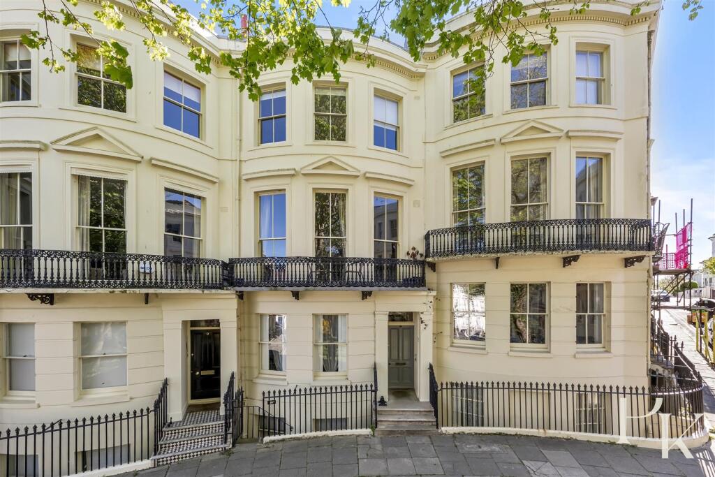 2-bed flat on Powis Square, Brighton, £325,000