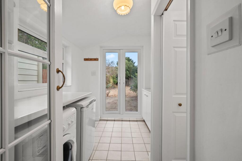 House in Kingston upon Thames - More