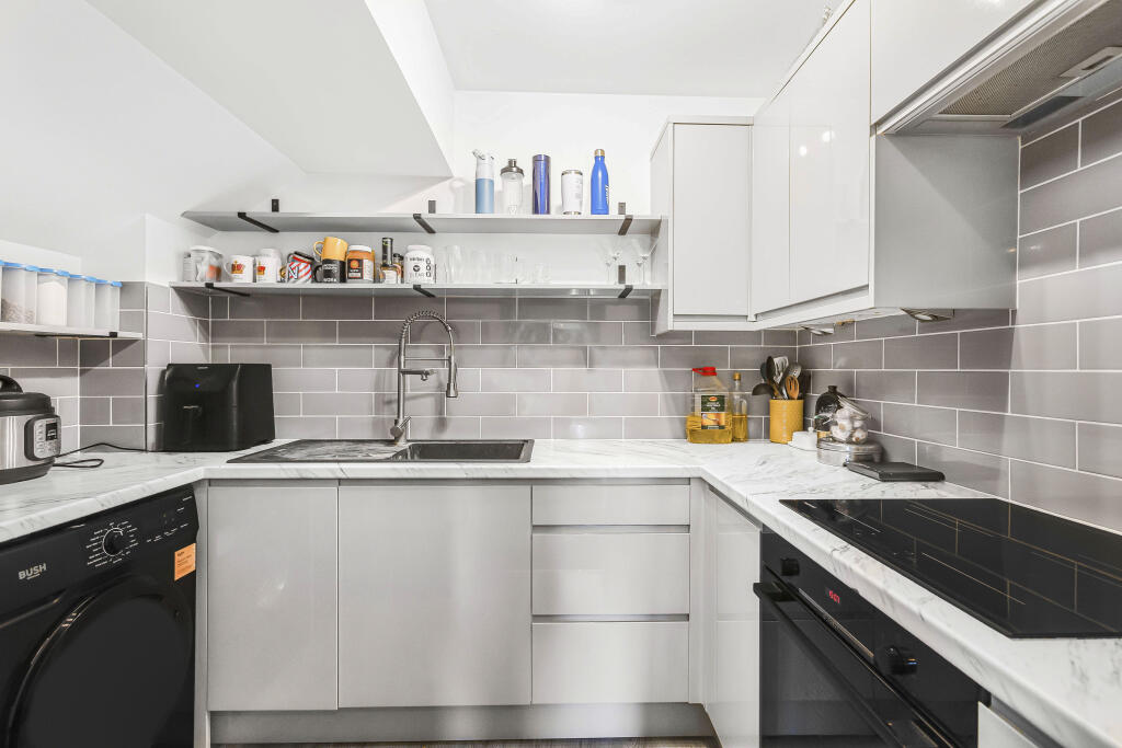 Apartment in Welwyn Hatfield, Hertfordshire - View 5
