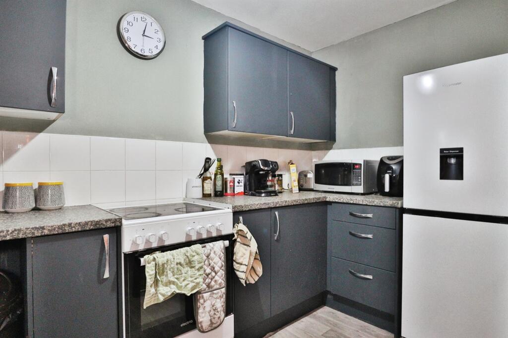 Apartment in Leeds, Far Headingley, Weetwood - View 2