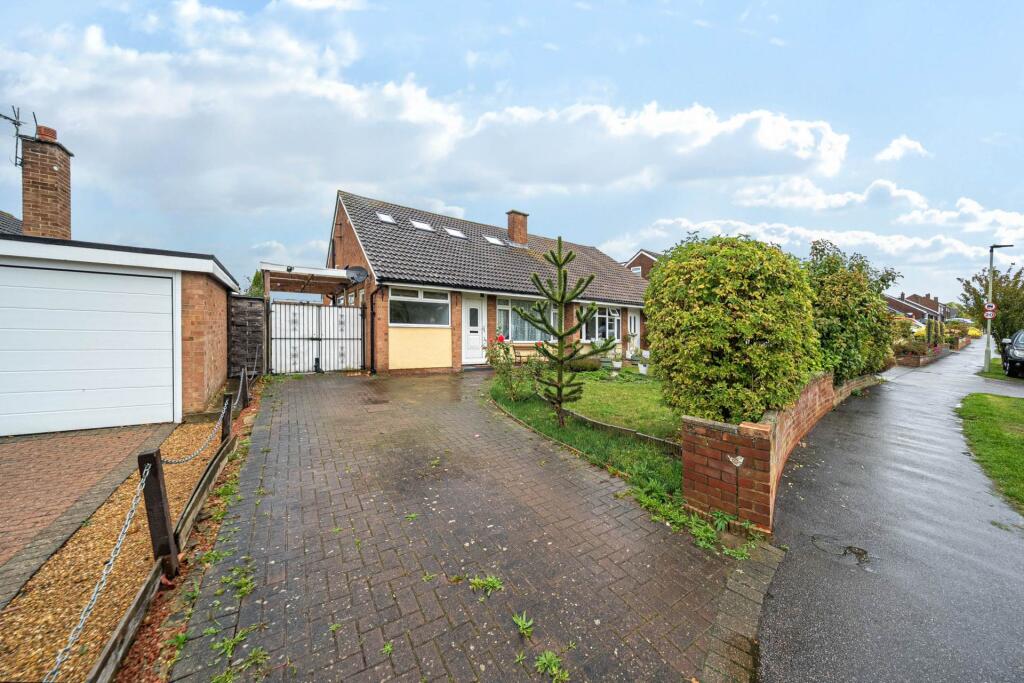 4-bed semi-detached on Brookfield Road, Bedford, £400,000
