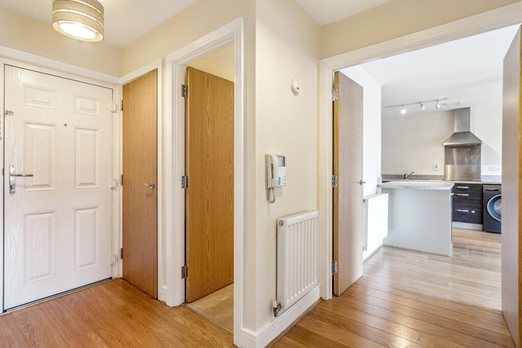 2-bed flat on Kingsquarter, Maidenhead, SL6, £274,999