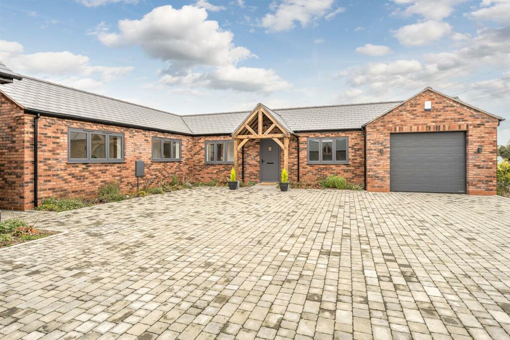 3-bed bungalow on The Stableyard, Mile Flat Farm, Greensforge, Wall Heath, DY6 0AU, £700,000