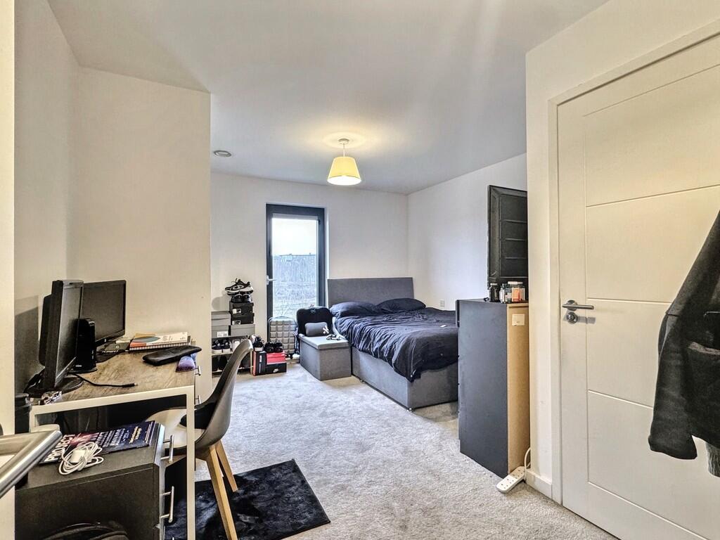 Apartment in Ashford, Kent - More