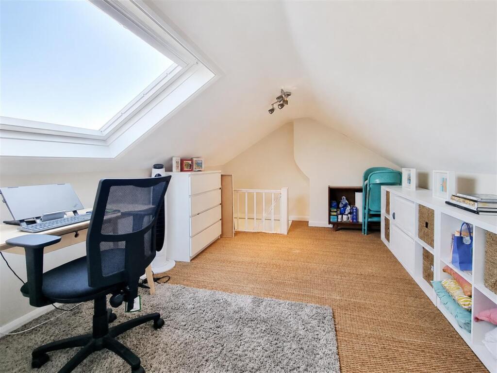 Apartment in London, Cottenham Park, Raynes Park - More