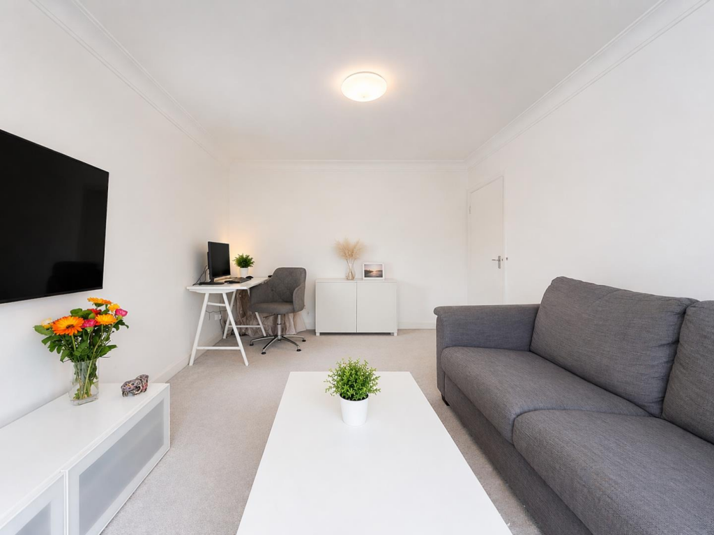 Apartment in Ilford, Gants Hill - View 2