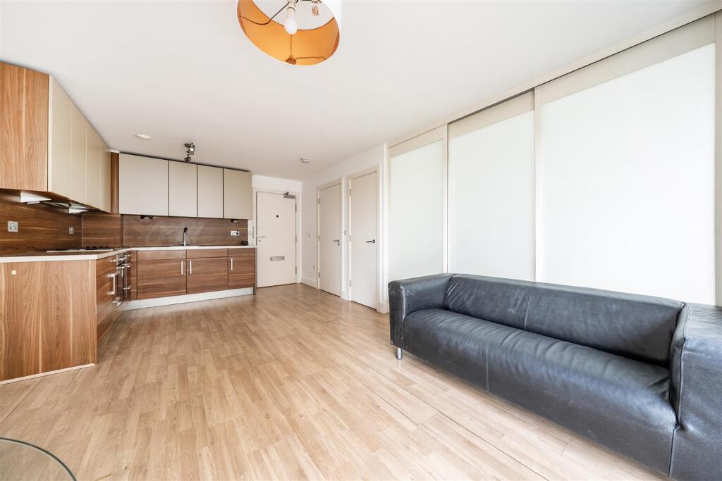 Apartment in Basingstoke and Deane, Basingstoke - More