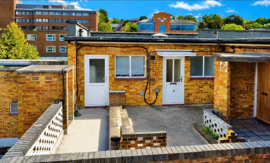 Apartment in Hemel Hempstead - View 2