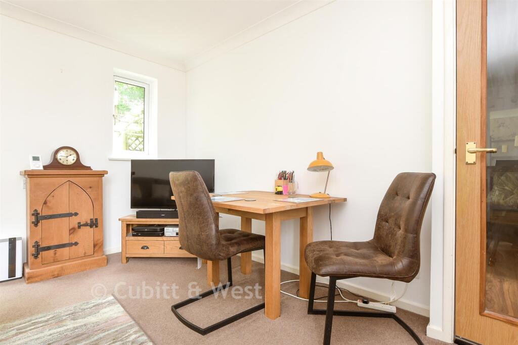 Bramble Close, Redhill, Surrey photo 4