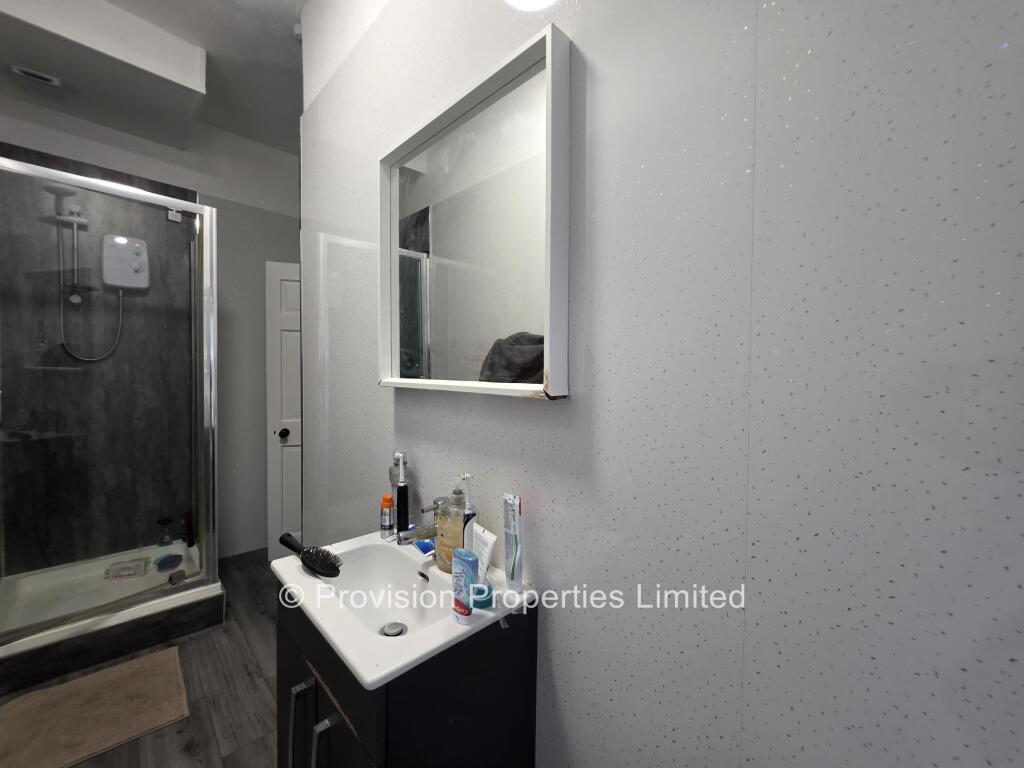 8 bedroom terraced house for rent