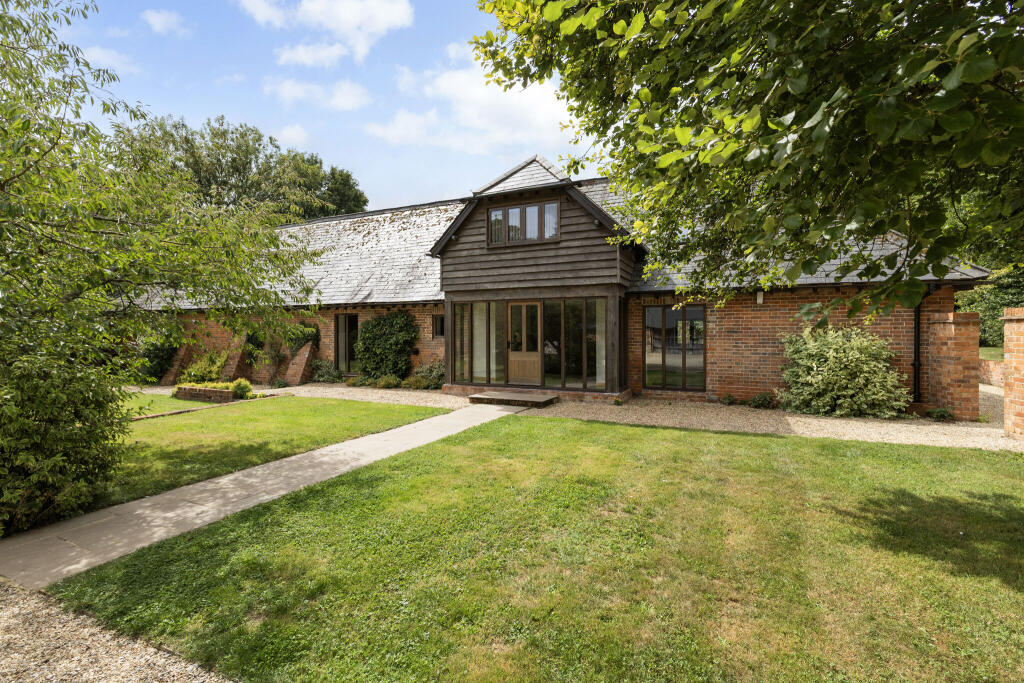 House in Basingstoke and Deane, Overton - View 2