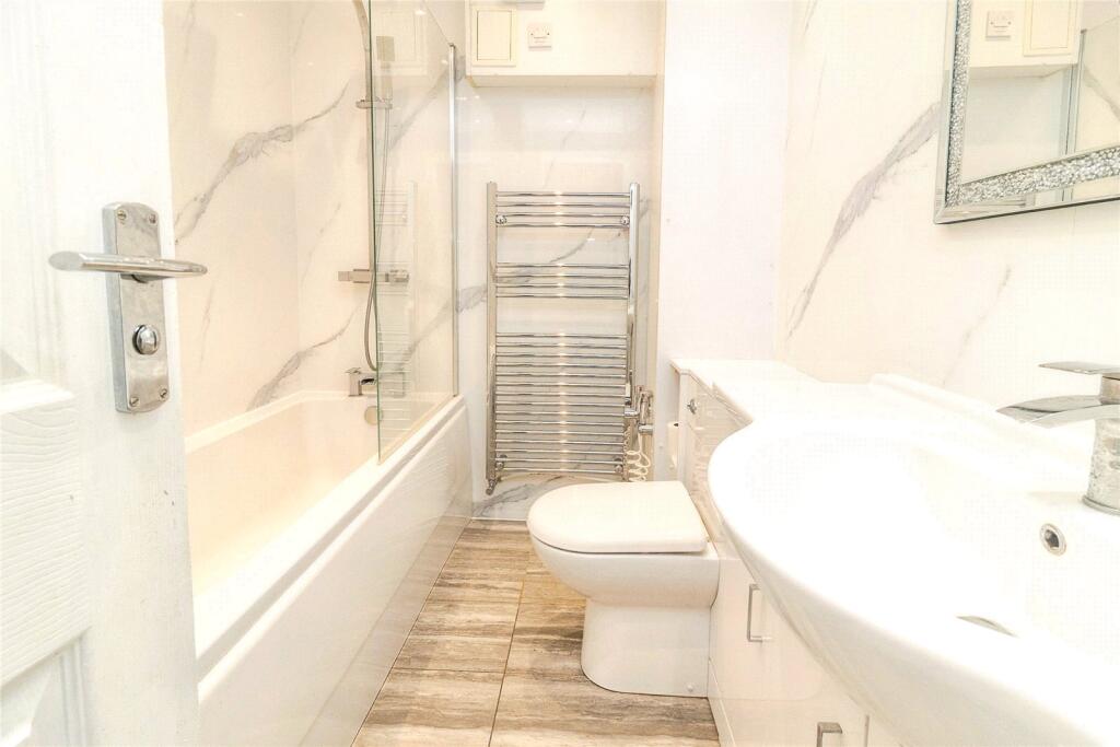 Apartment in Milton Keynes, Conniburrow, Great Linford - View 3