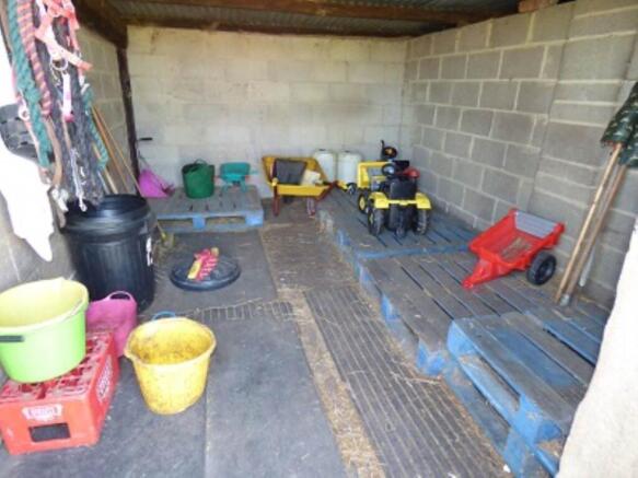 SHARED TACKROOM