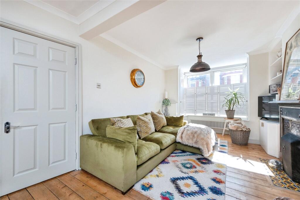 4 bedroom terraced house for sale in South Street, Leighton Buzzard, Bedfordshire, LU7 - View 2