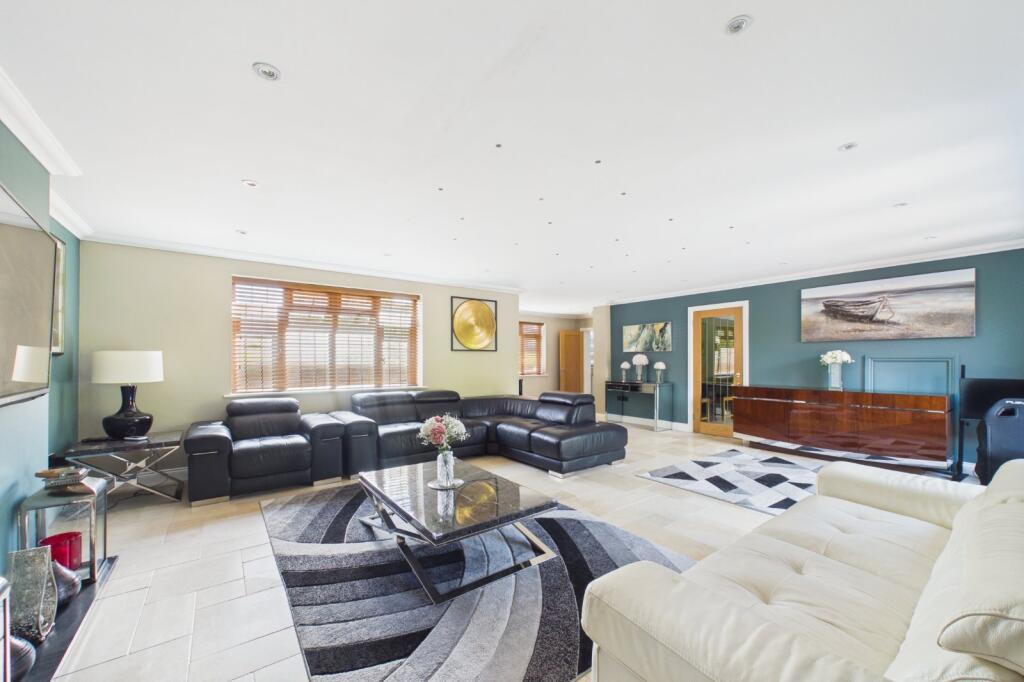 House in Binfield, Amen Corner, Temple Park - View 4