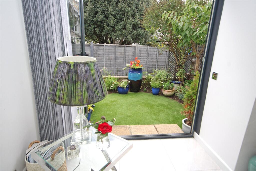 First Marine Avenue, Barton on Sea, New Milton, Hampshire, BH25 photo 4
