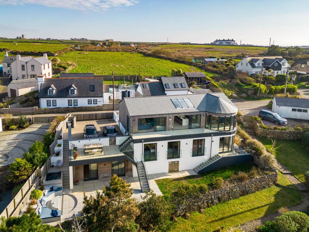 House in Sennen - More