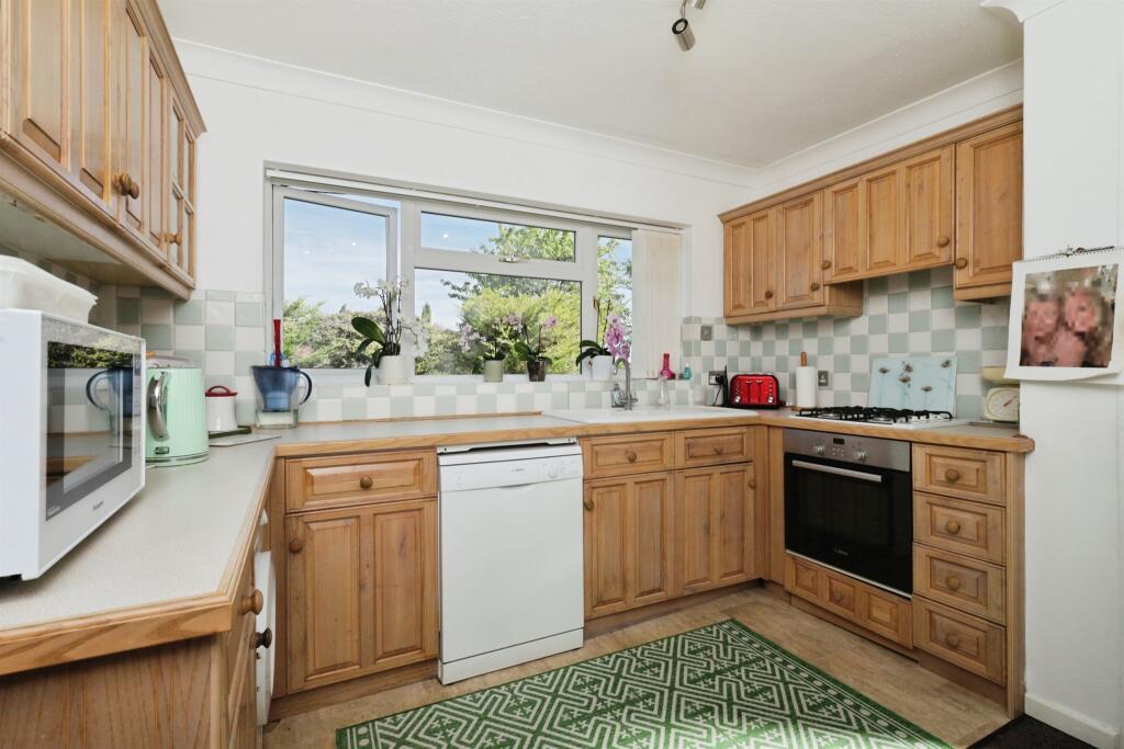 Buckhurst Close, Eastbourne photo 4