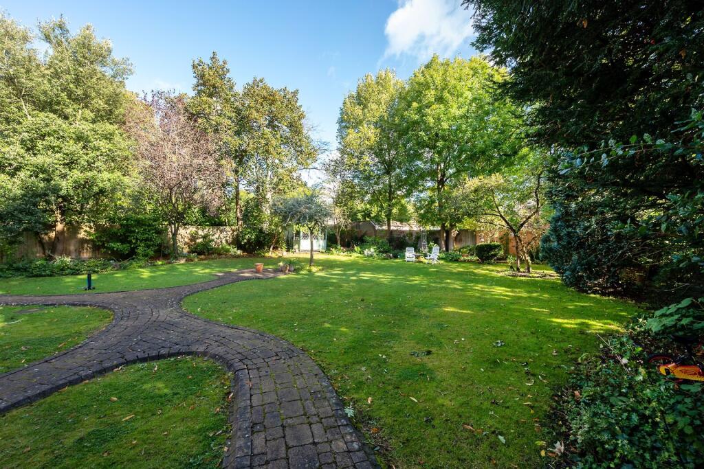 Apartment in London, Cottenham Park, Raynes Park - View 4