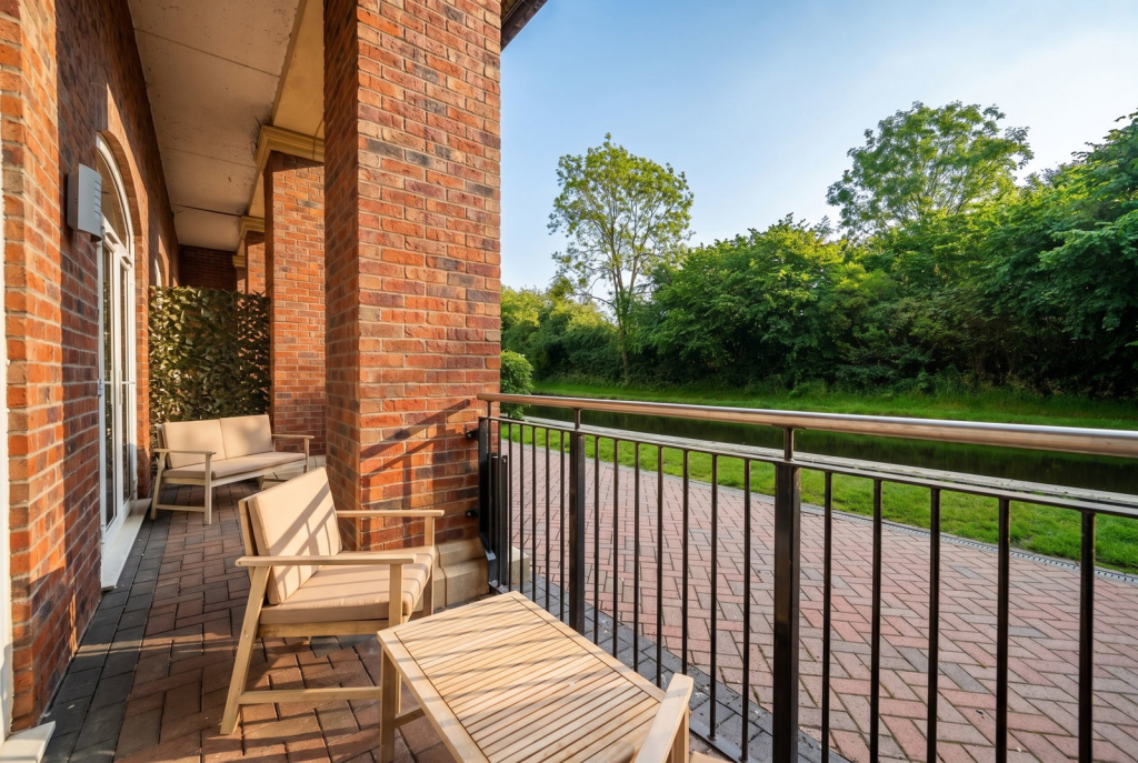Apartment in Solihull, Dickens Heath - View 2