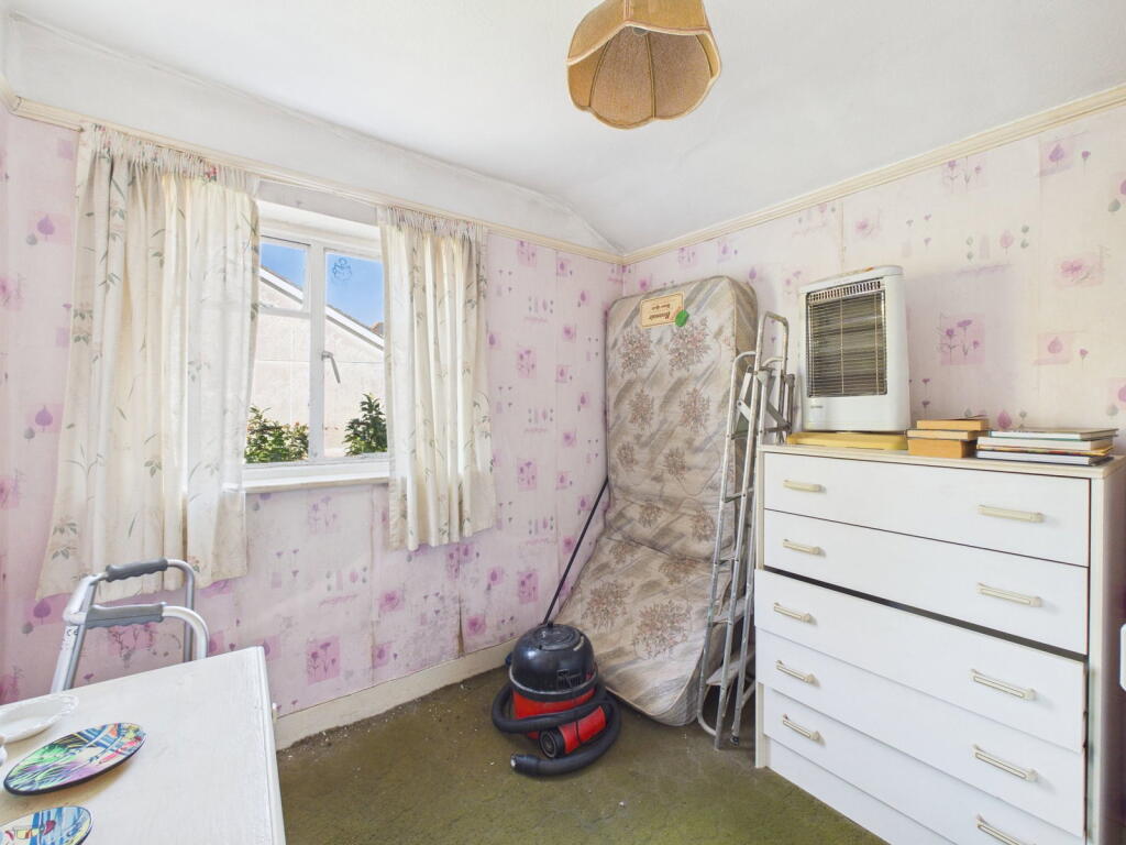 House in Worthing, Broadwater - More