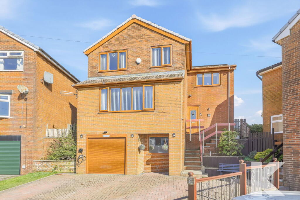 Main image of property: 29a Armdale Rise, Waterhead, Oldahm OL4 2SR