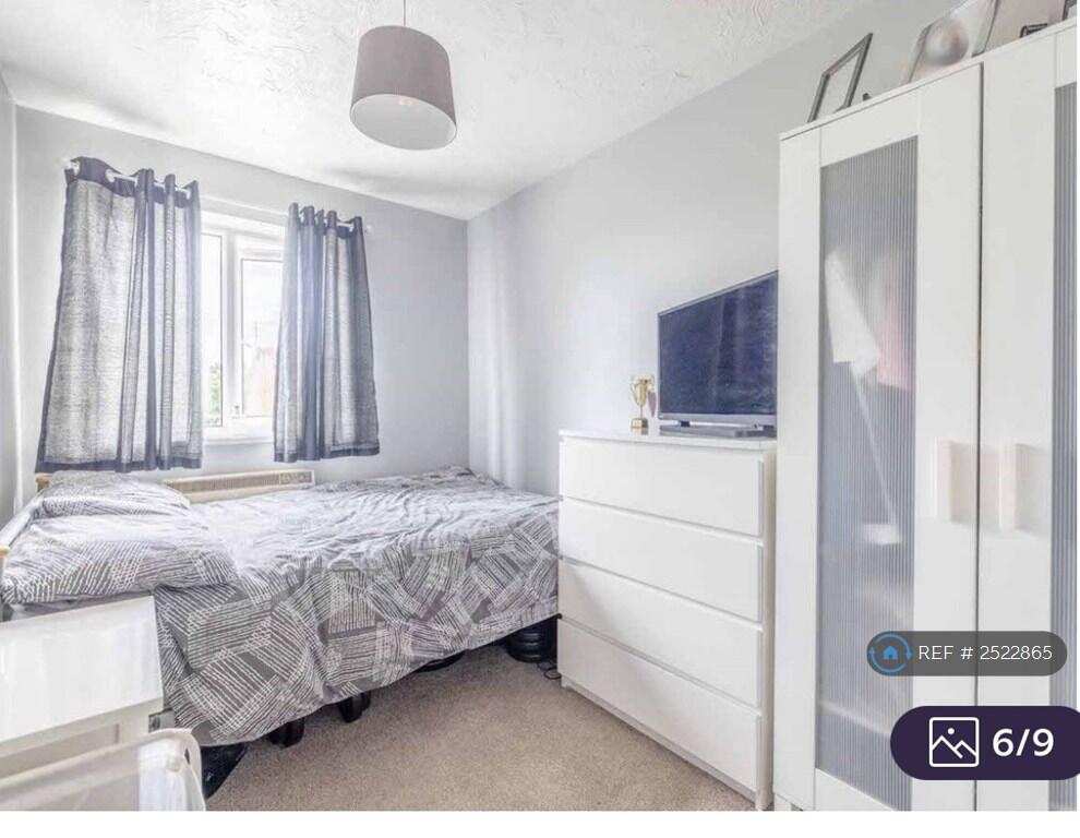 Apartment in Slough - View 5
